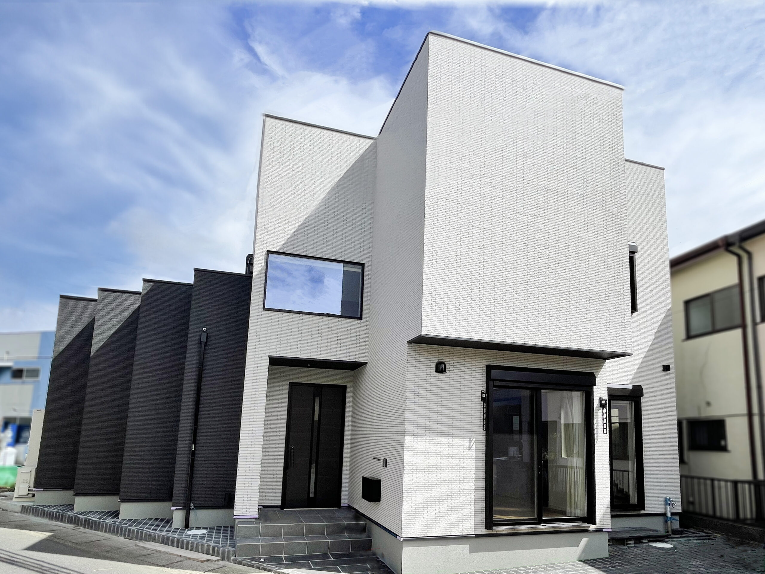 木のぬくもりを感じられる内装と、屋上テラスのある家