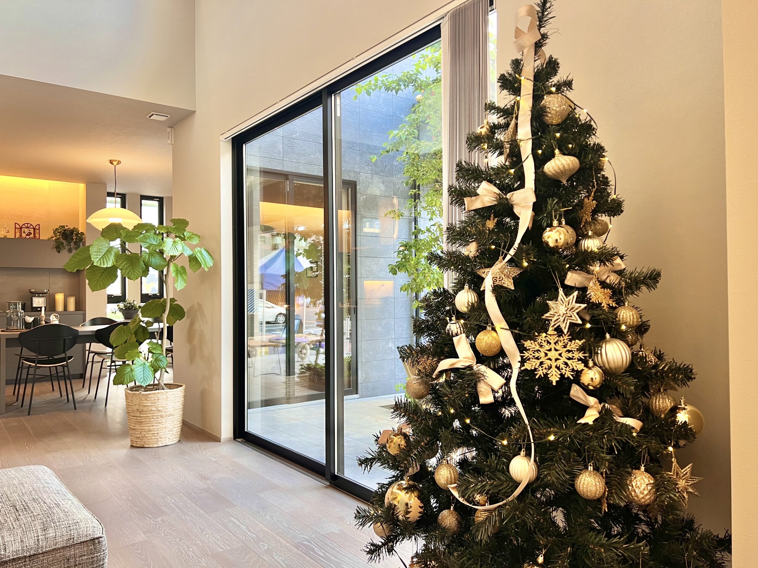 海老名店クリスマスツリーを飾りました☆