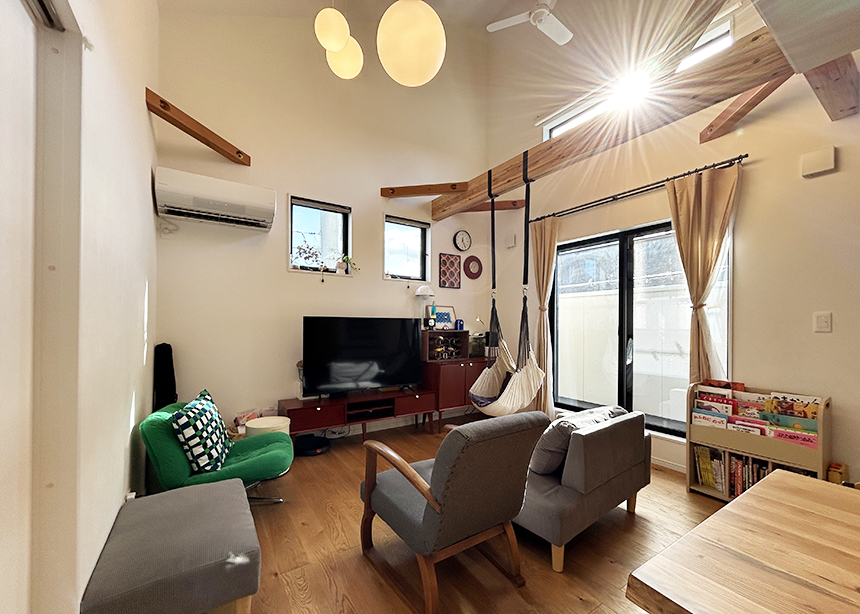大家族でものびのびと!広さと遊び心を叶えた、2階リビングの住まい。