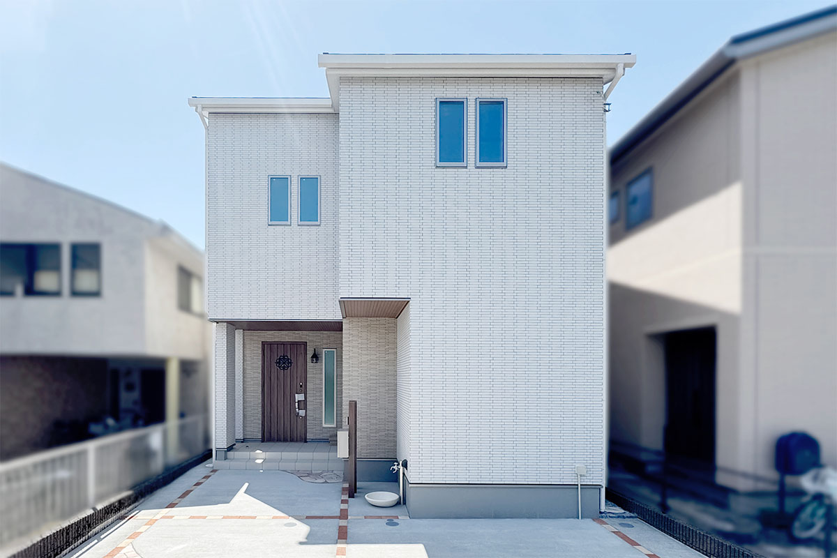 ガラス越しのやわらかな光と、淡いブルーが彩るやさしい住まい