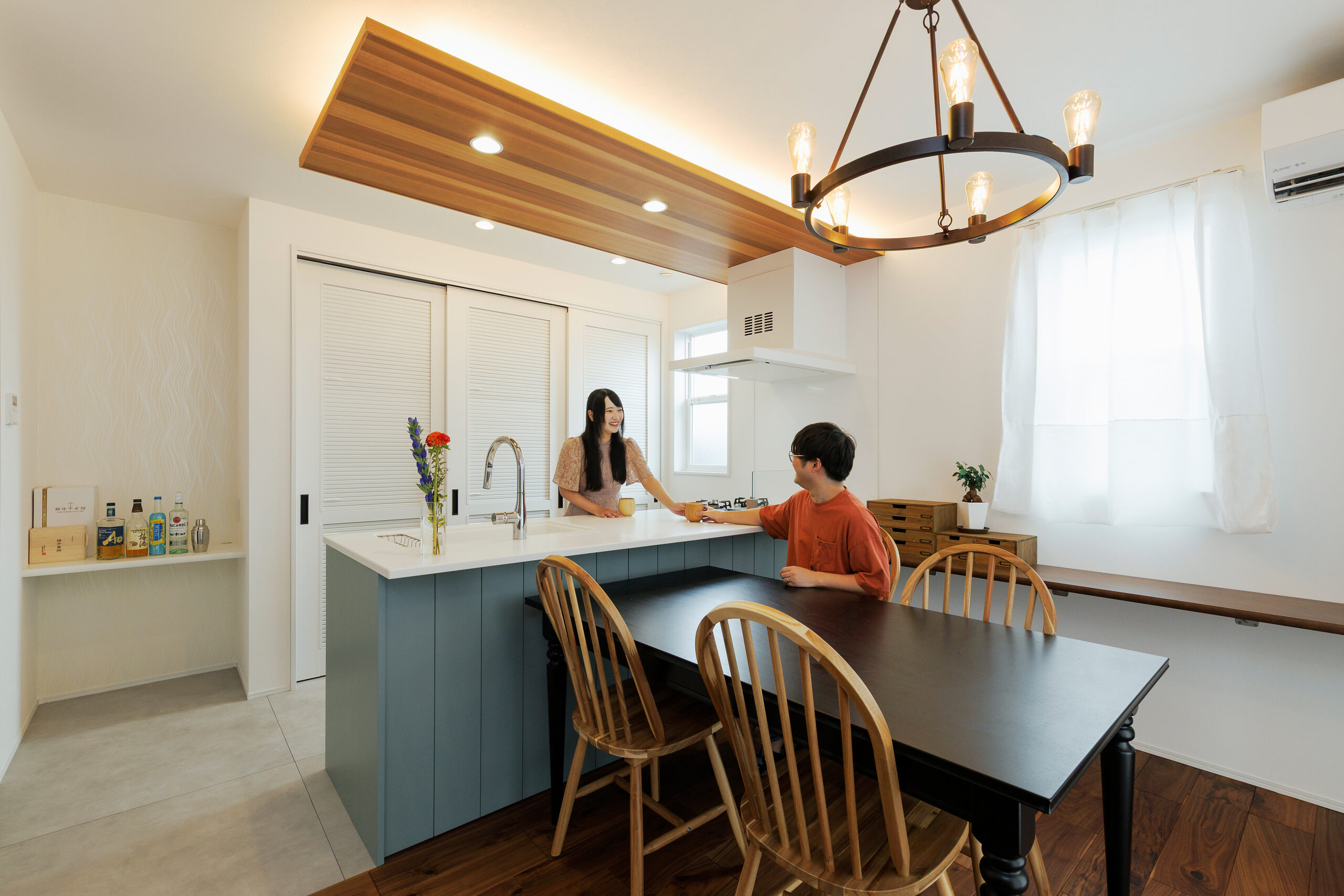 書斎とリビングを吹き抜けが緩やかにつなぐ、開放的なアメリカンハウス