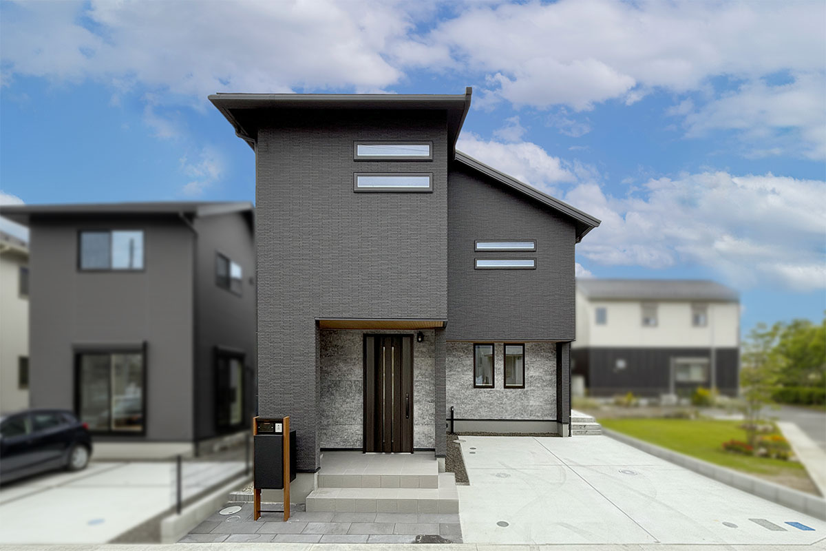 すっきりと暮らせる、グレートーンの洗練された住まい