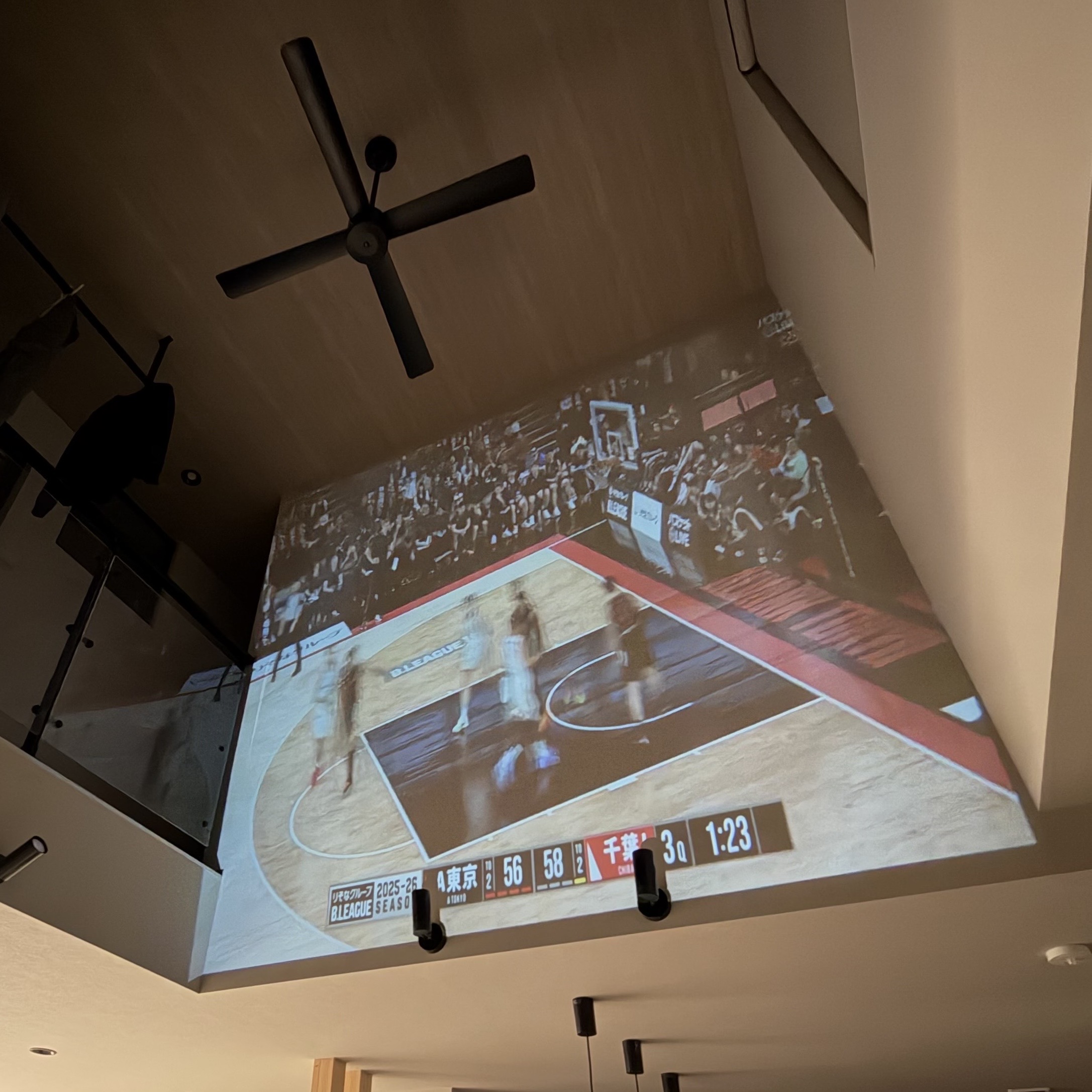 吹抜けにプロジェクター投影してみた★