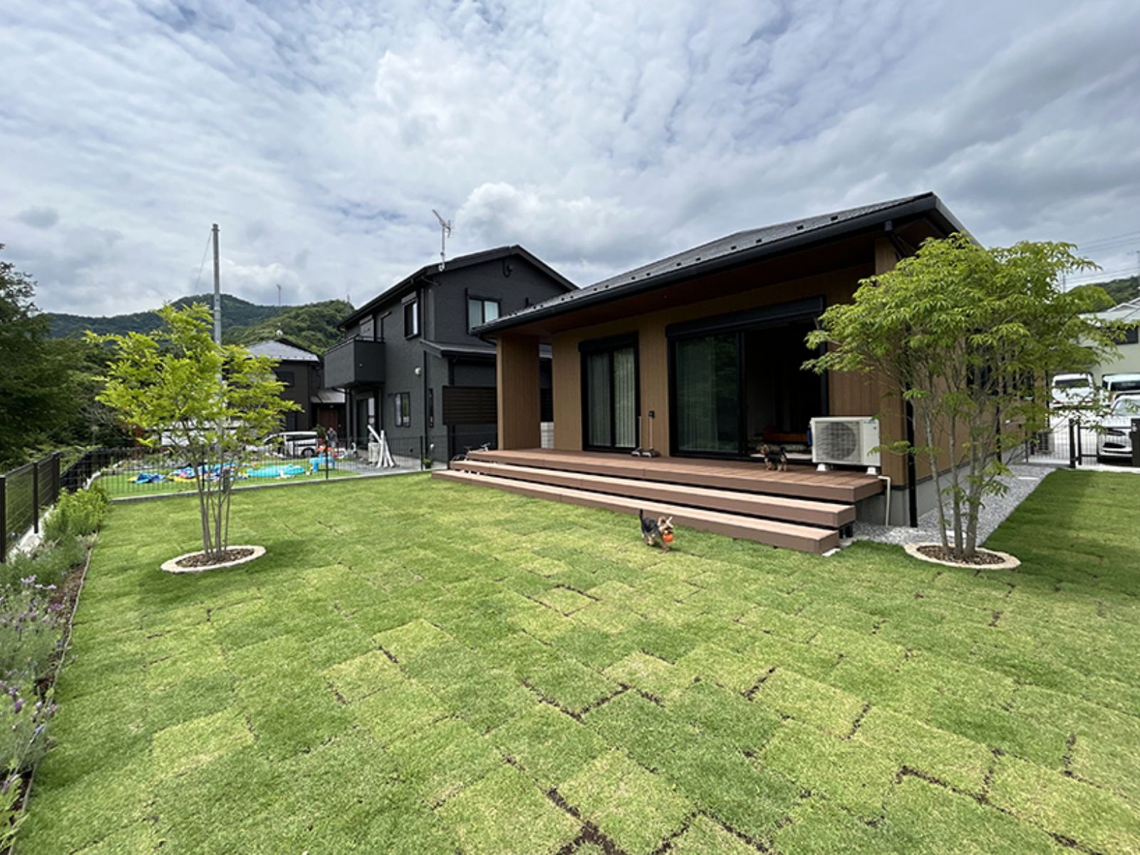 庭とつながる、開放的でモダンな平屋の外観デザイン