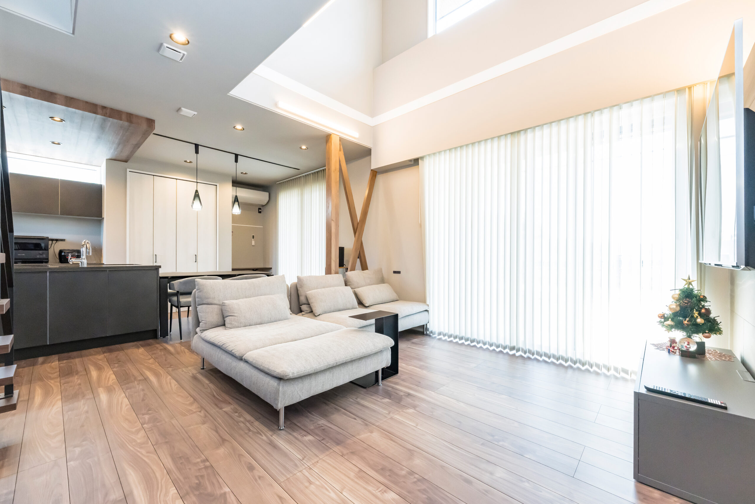 mitoHOUSEの施工事例「開放的な吹抜け&スタイリッシュな鉄骨階段が空間を彩る、ホテルライクな住まい」リビング