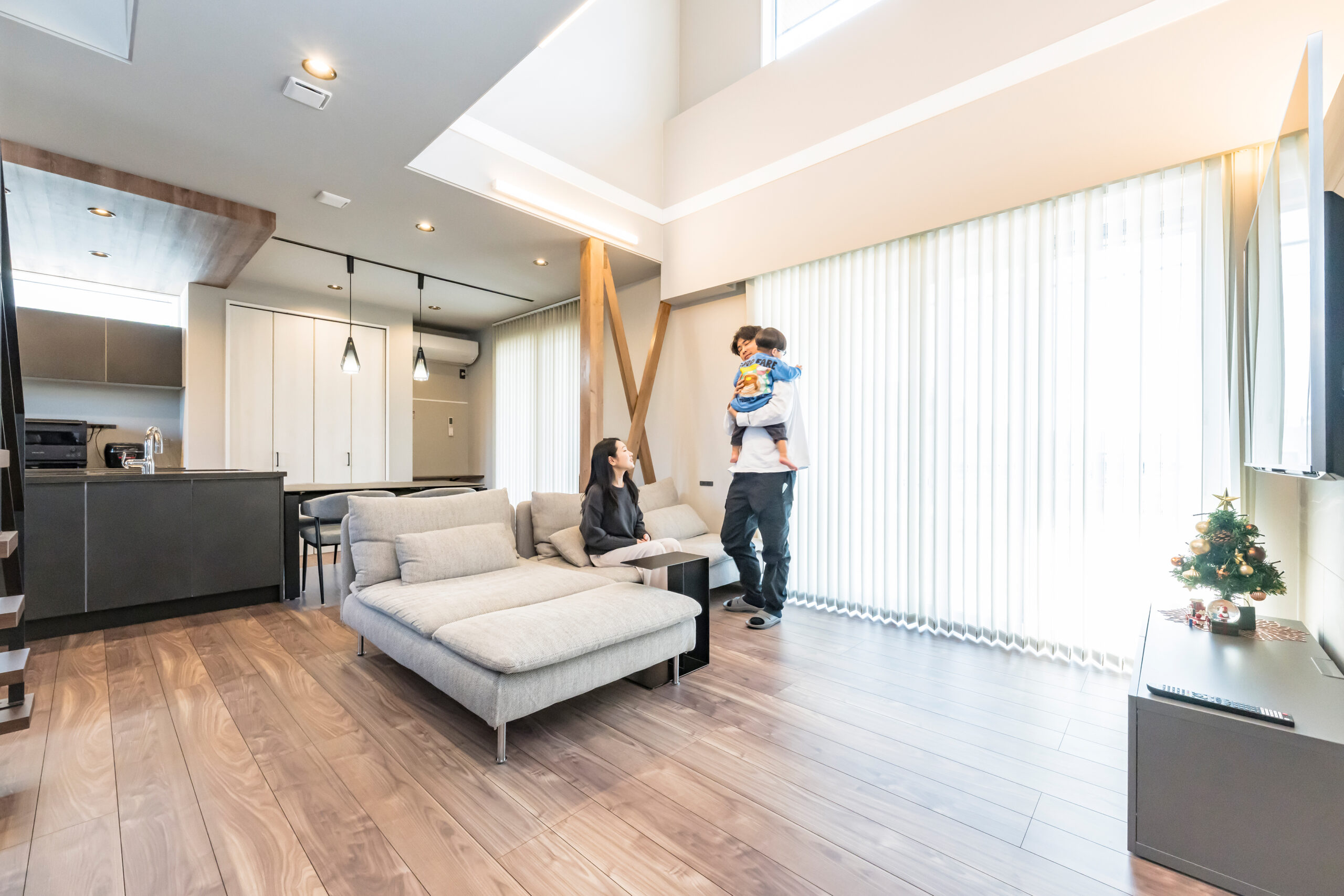 mitoHOUSEの施工事例「開放的な吹抜け&スタイリッシュな鉄骨階段が空間を彩る、ホテルライクな住まい」