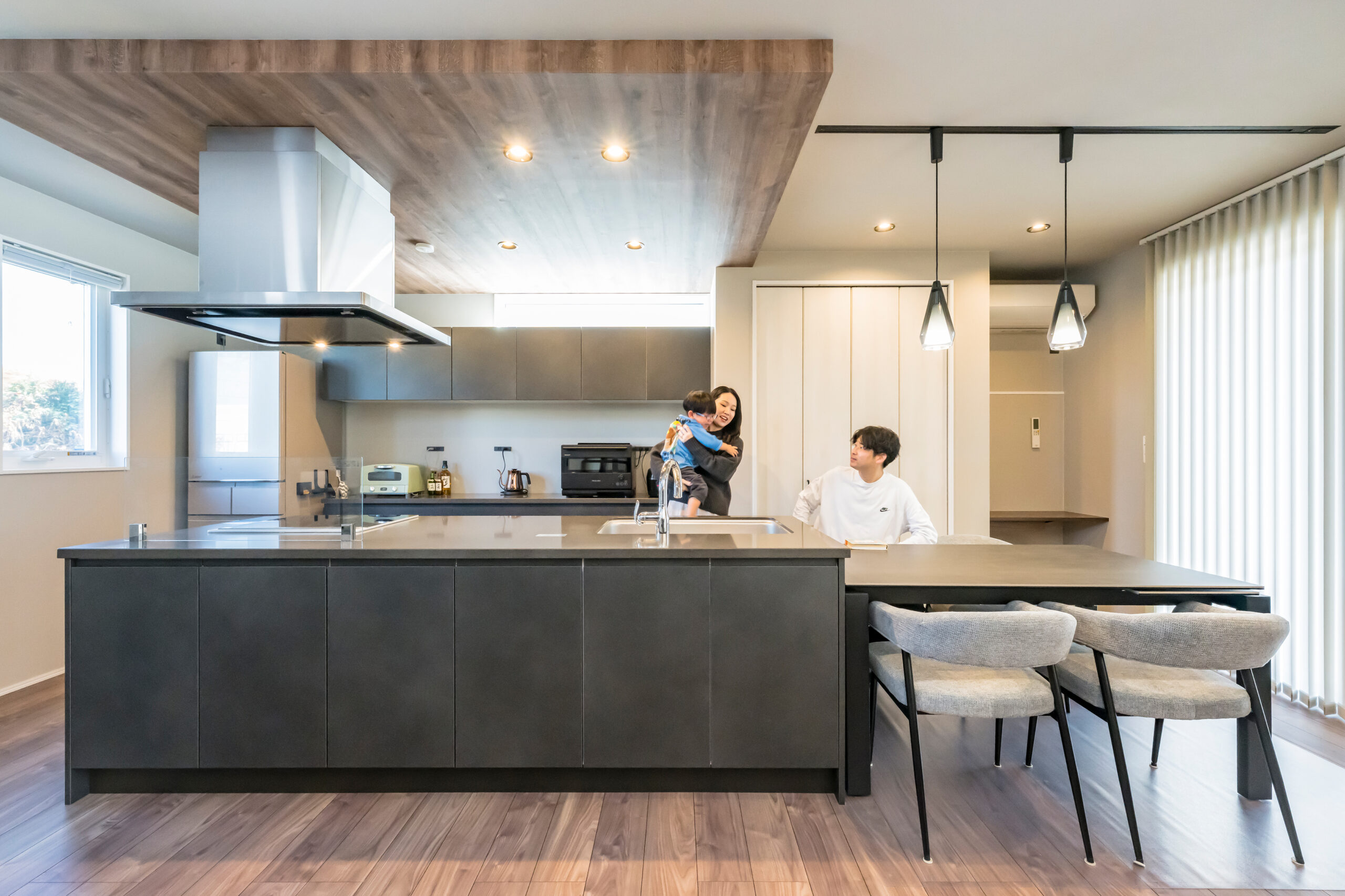 mitoHOUSEの施工事例「開放的な吹抜け&スタイリッシュな鉄骨階段が空間を彩る、ホテルライクな住まい」キッチン
