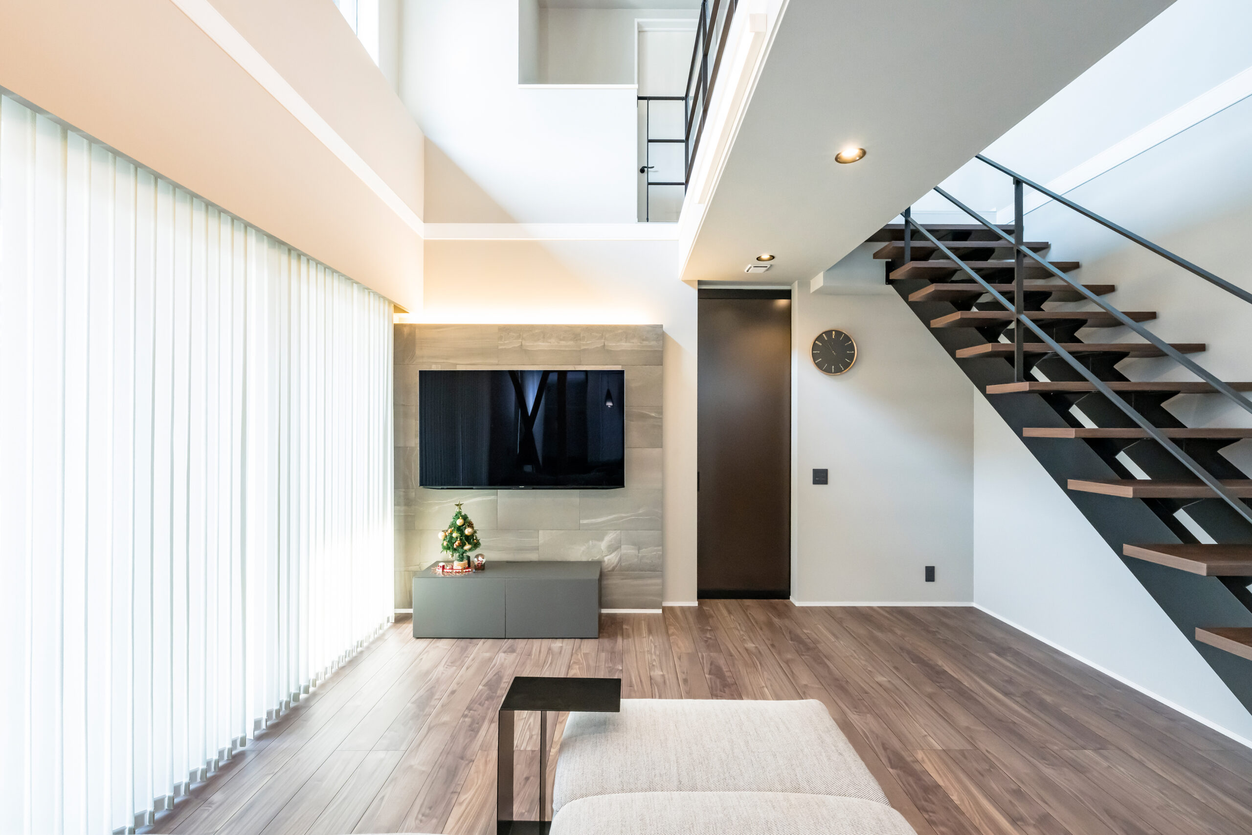 mitoHOUSEの施工事例「開放的な吹抜け&スタイリッシュな鉄骨階段が空間を彩る、ホテルライクな住まい」リビング
