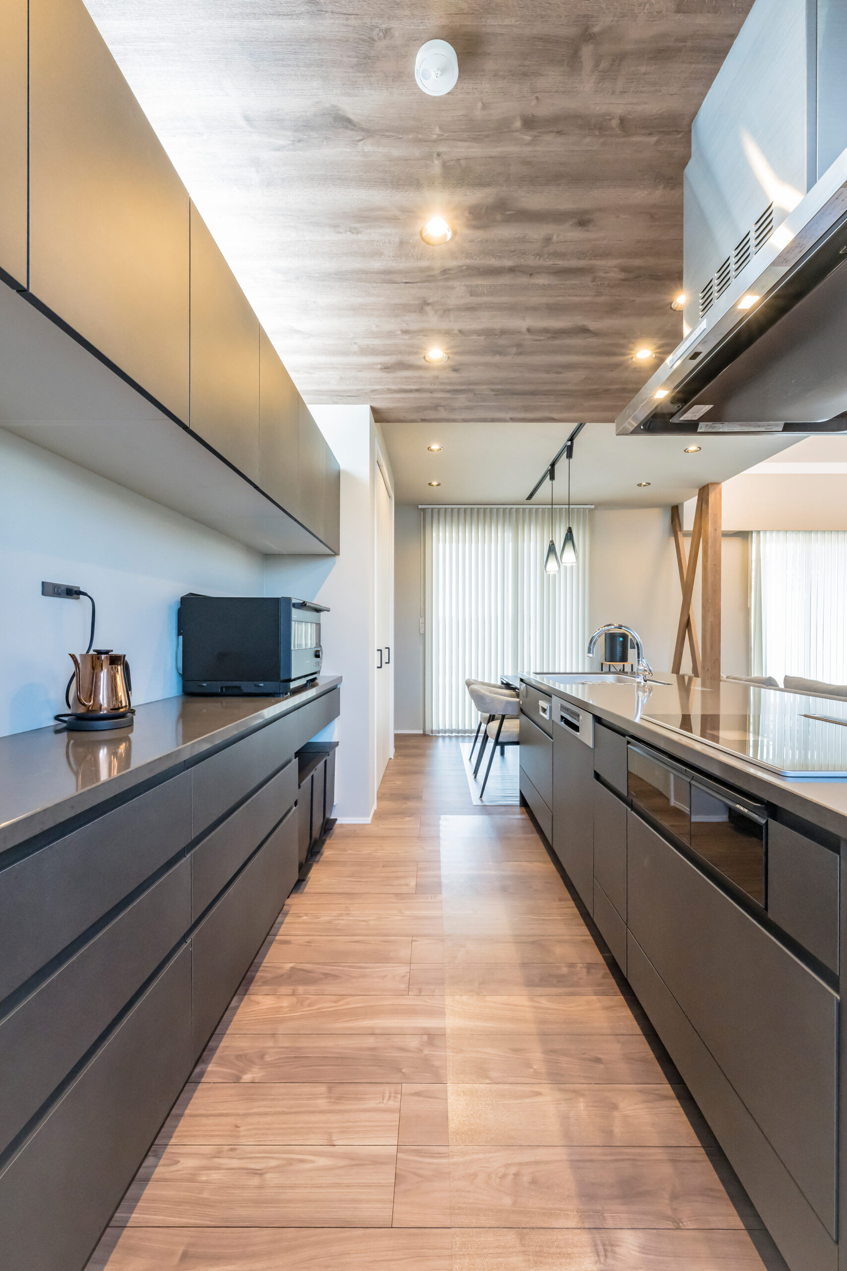mitoHOUSEの施工事例「開放的な吹抜け&スタイリッシュな鉄骨階段が空間を彩る、ホテルライクな住まい」キッチン