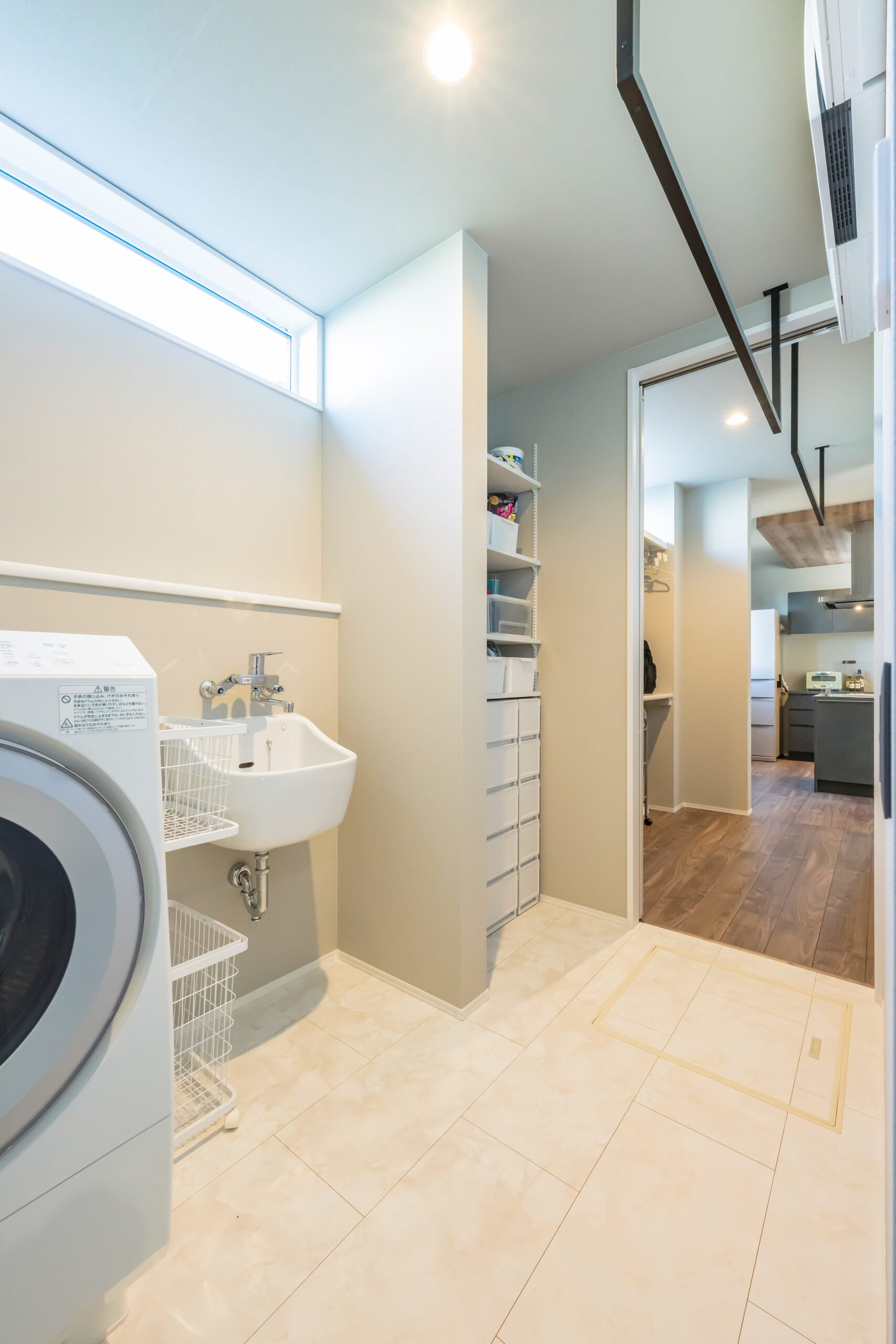 mitoHOUSEの施工事例「開放的な吹抜け&スタイリッシュな鉄骨階段が空間を彩る、ホテルライクな住まい」ランドリールーム 回遊動線