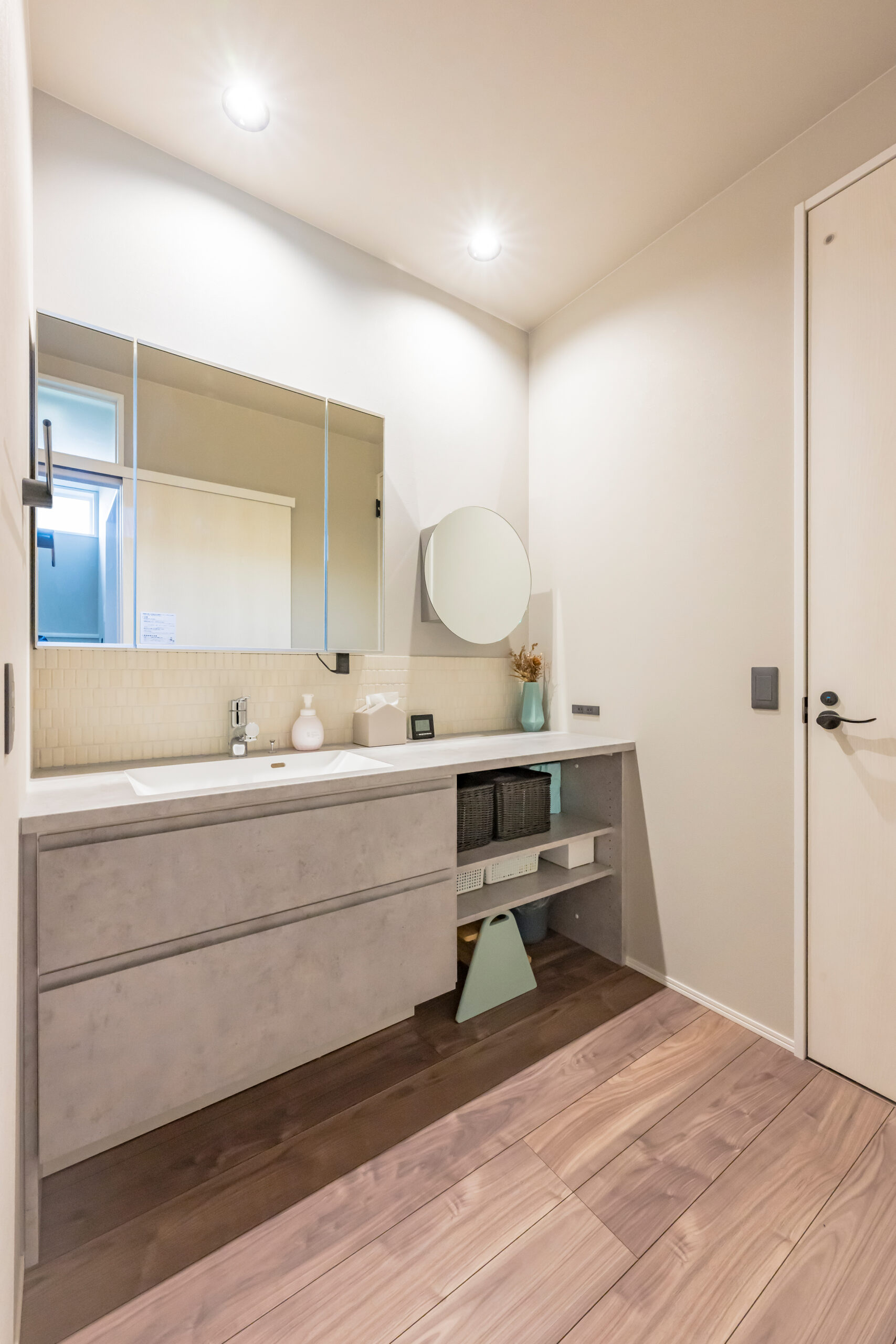 mitoHOUSEの施工事例「開放的な吹抜け&スタイリッシュな鉄骨階段が空間を彩る、ホテルライクな住まい」洗面室
