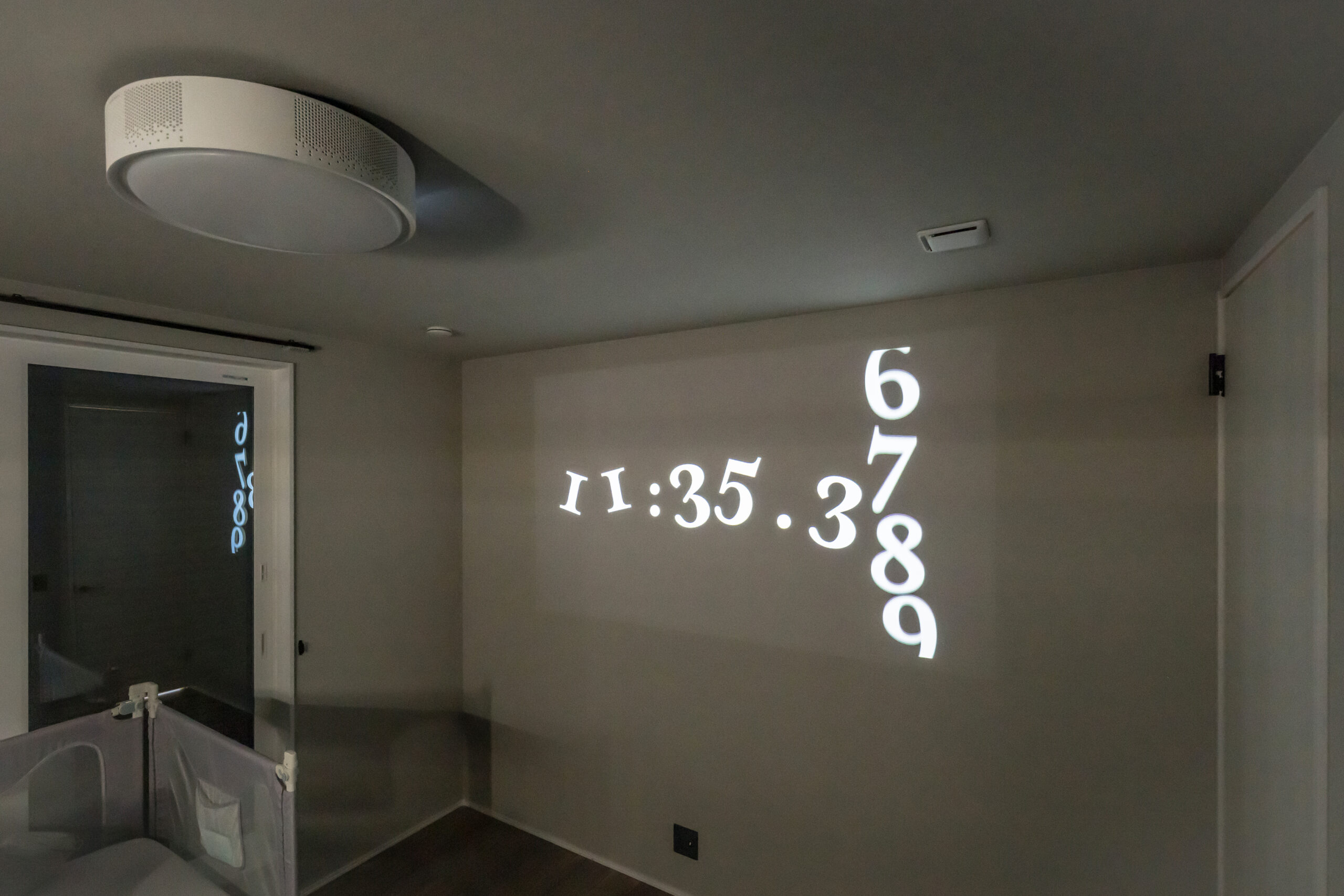 mitoHOUSEの施工事例「開放的な吹抜け&スタイリッシュな鉄骨階段が空間を彩る、ホテルライクな住まい」寝室