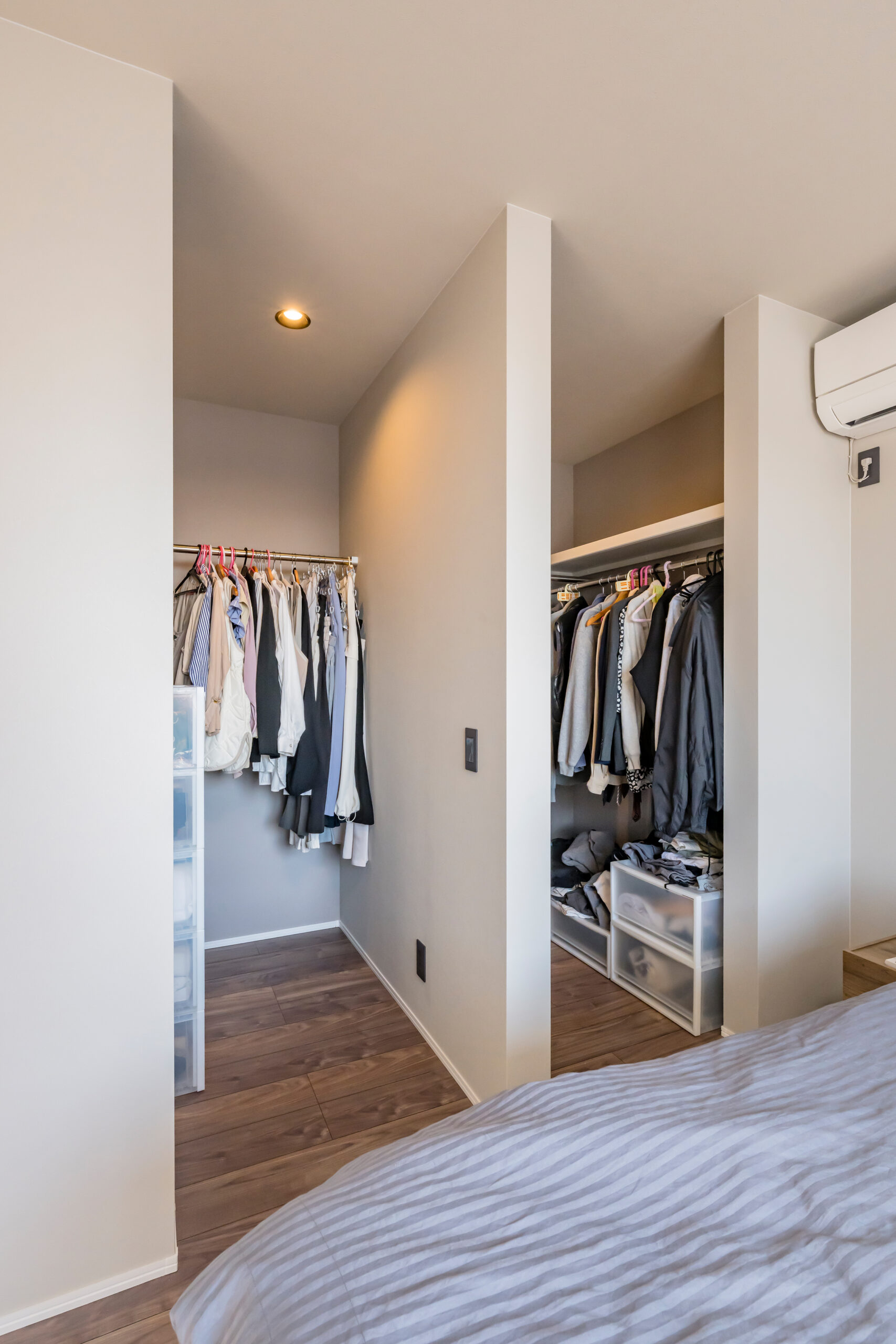 mitoHOUSEの施工事例「開放的な吹抜け&スタイリッシュな鉄骨階段が空間を彩る、ホテルライクな住まい」WIC ウォークインクローゼット