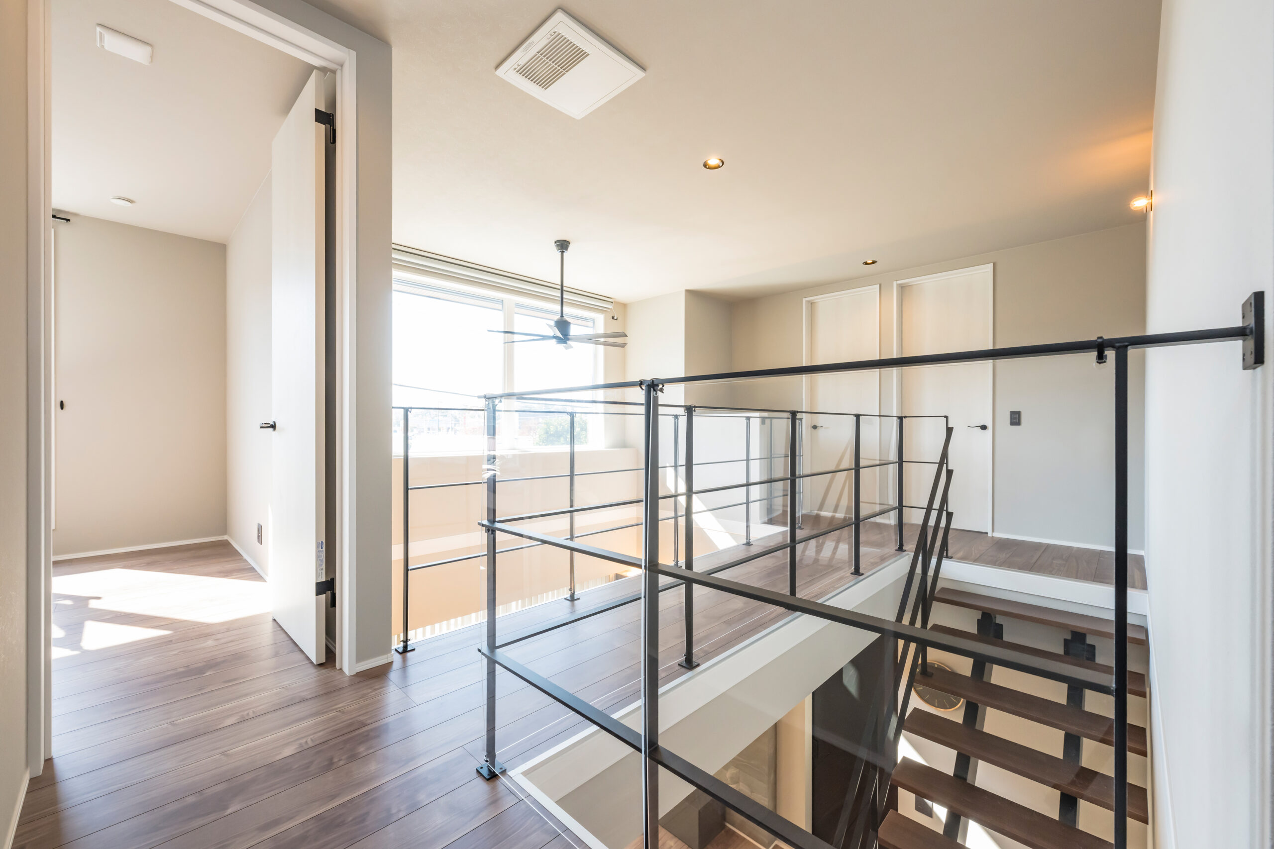 mitoHOUSEの施工事例「開放的な吹抜け&スタイリッシュな鉄骨階段が空間を彩る、ホテルライクな住まい」2階ホール