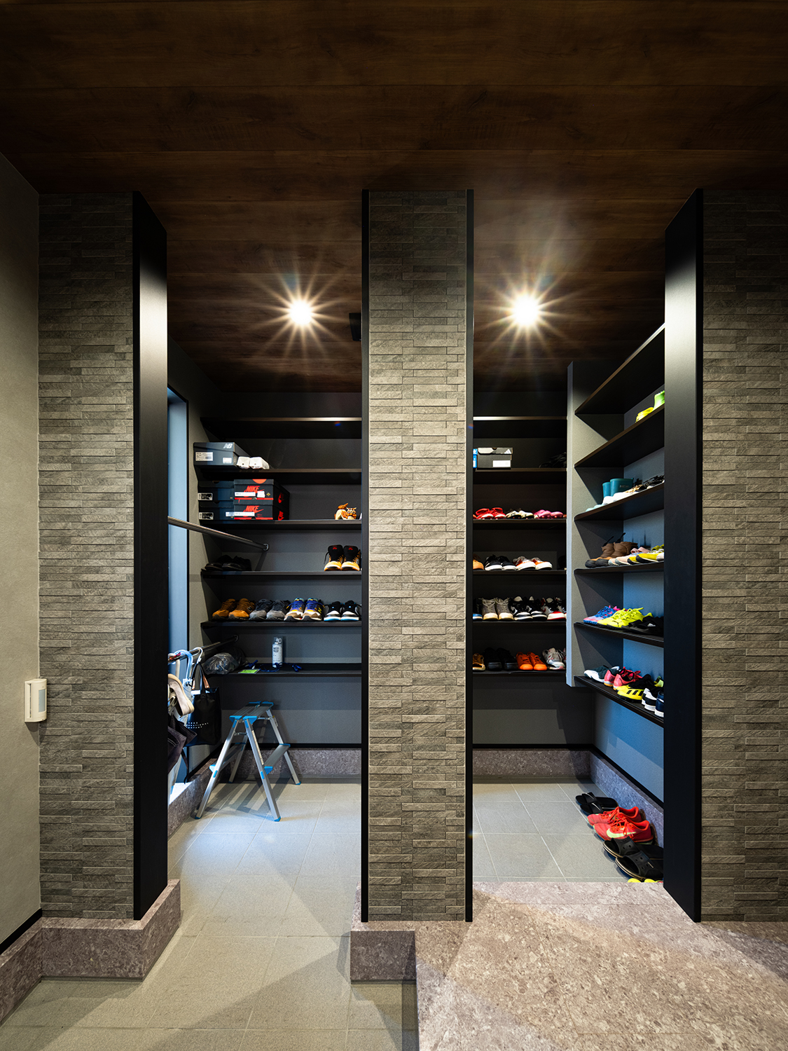 お客様の声|ビルトインガレージと水槽が日常を彩る、重厚感のある住まい